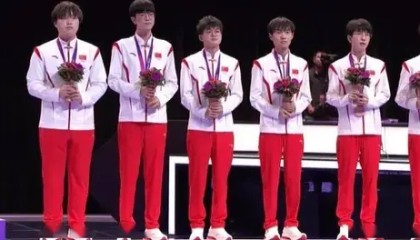 C9战队中单选手身体不适触发紧急替补规则，阵容调整失利致季后赛形势严峻